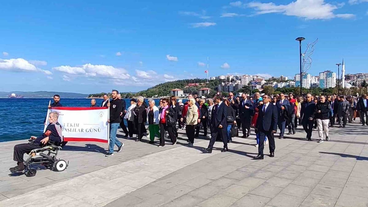 Çanakkale'de Dünya Yaşlılar Günü yürüyüşü Truva Atı önünde bitti