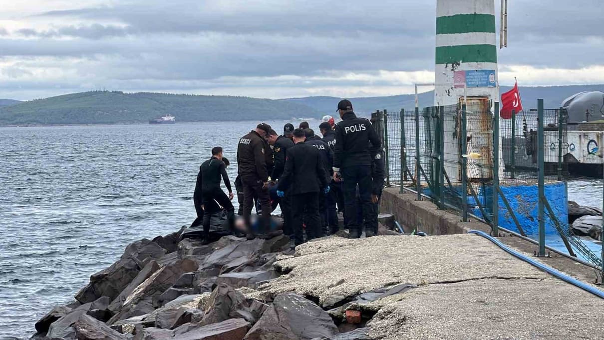 Kayalıklara vuran erkek cesedi Sahil Güvenlikçe sudan çıkarıldı Çanakkale'de