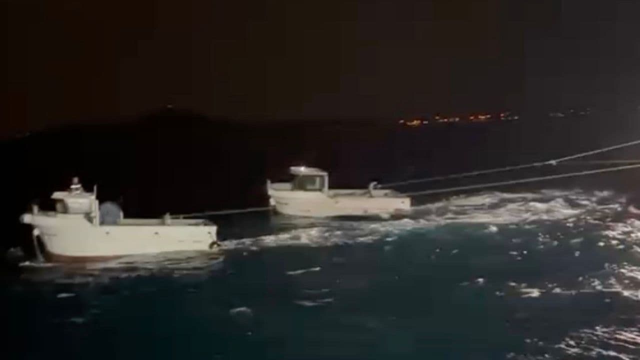Çanakkale açıklarında 55 kişilik tekne kurtarıldı: Balıkçılar zamanla yarıştı