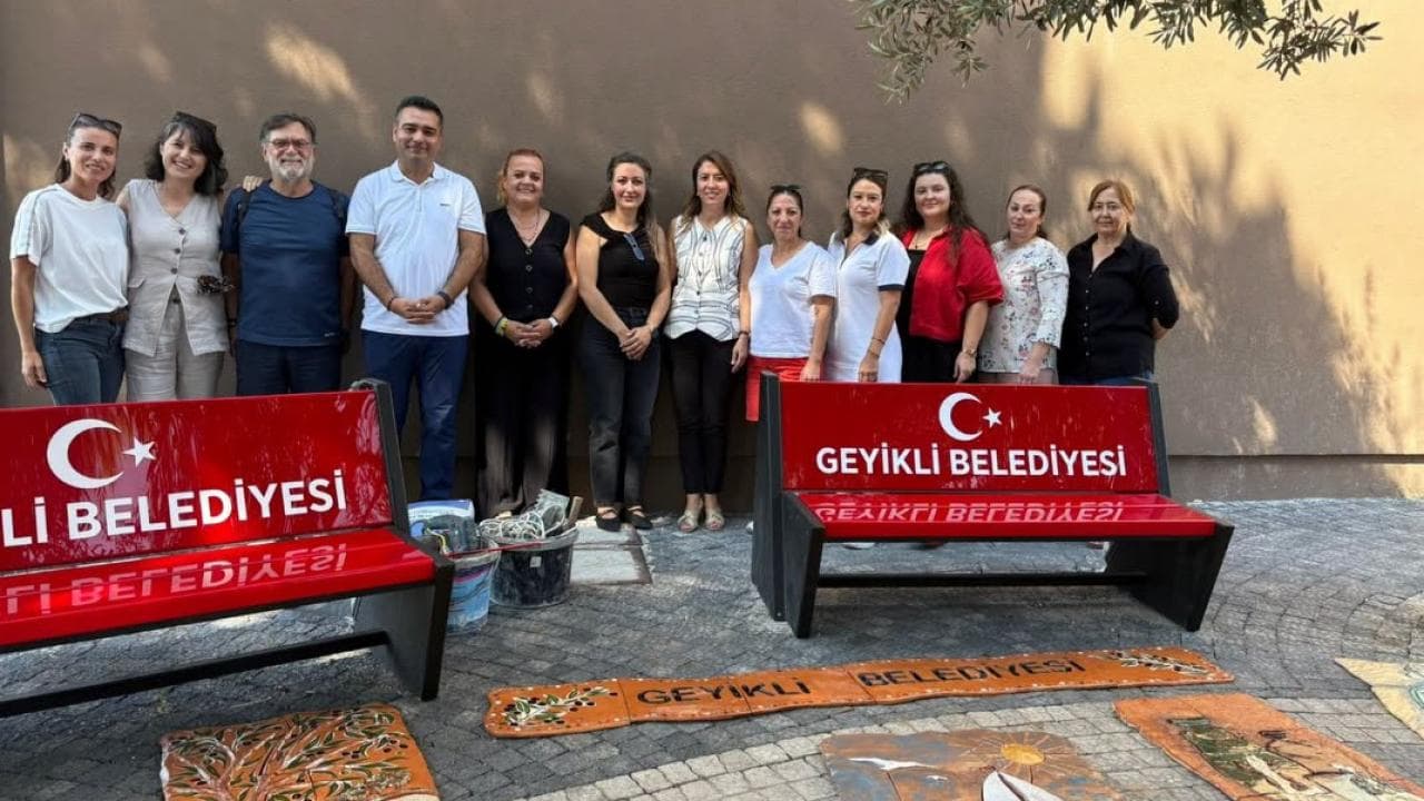 Geyikli Belediyesi Sanatla Buluştu: Hizmet Binası El Yapımı Seramik Tablolarla Yenilendi