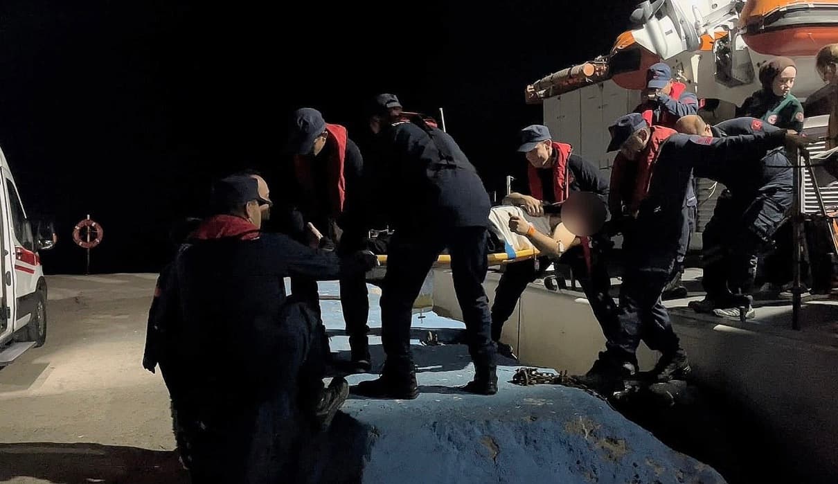 Gökçeada'da Hastalanan Vatandaş, Sahil Güvenlik ile Çanakkale'ye Tahliye Edildi