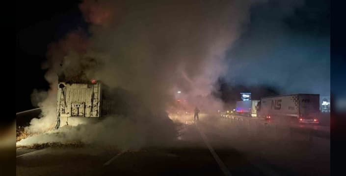 Ayvacık'ta Saman Yüklü Tırda Yangın, Devrildi