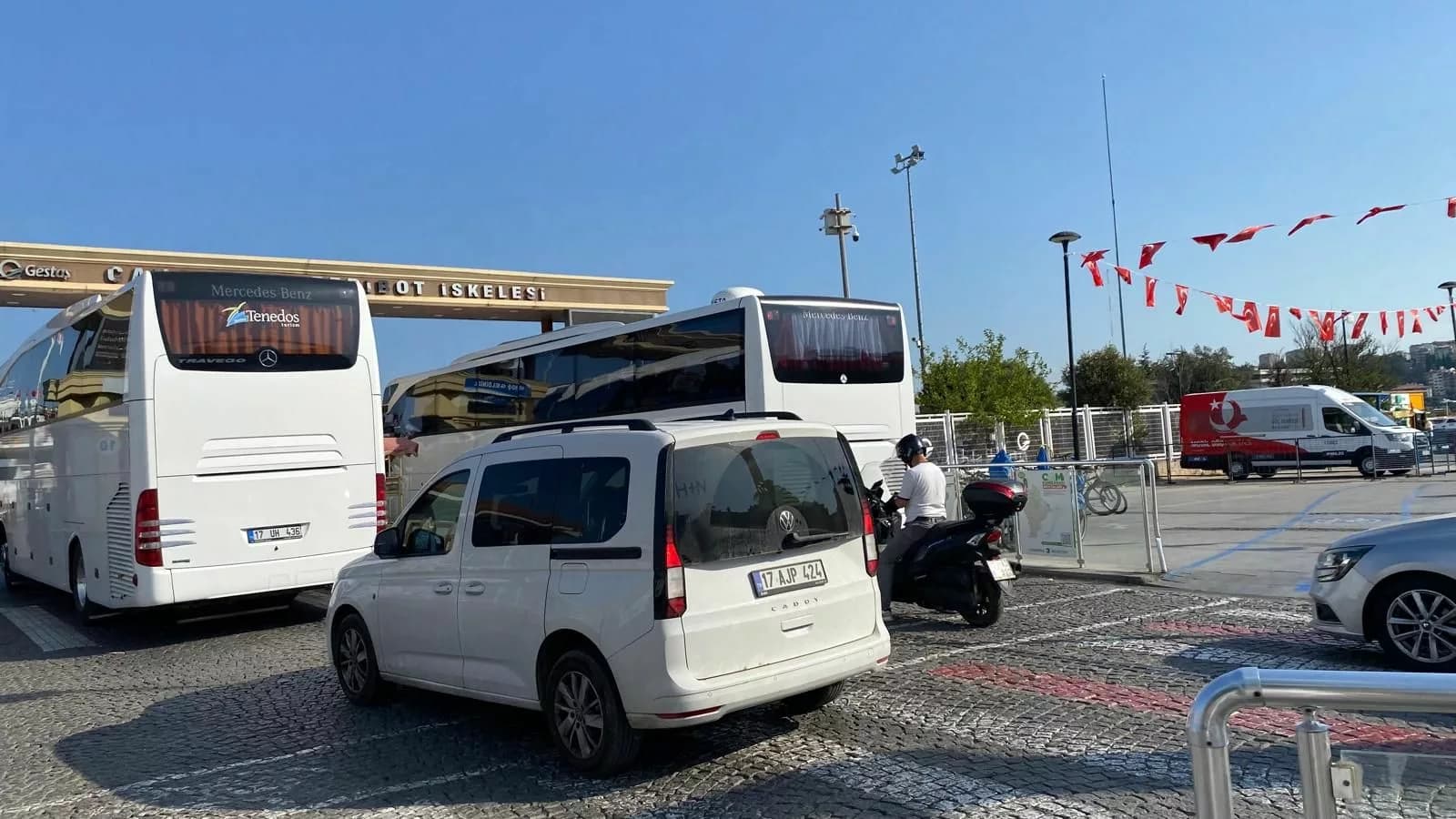 Feribot İskelesinde Tur Otobüsleri Yoğunluğu