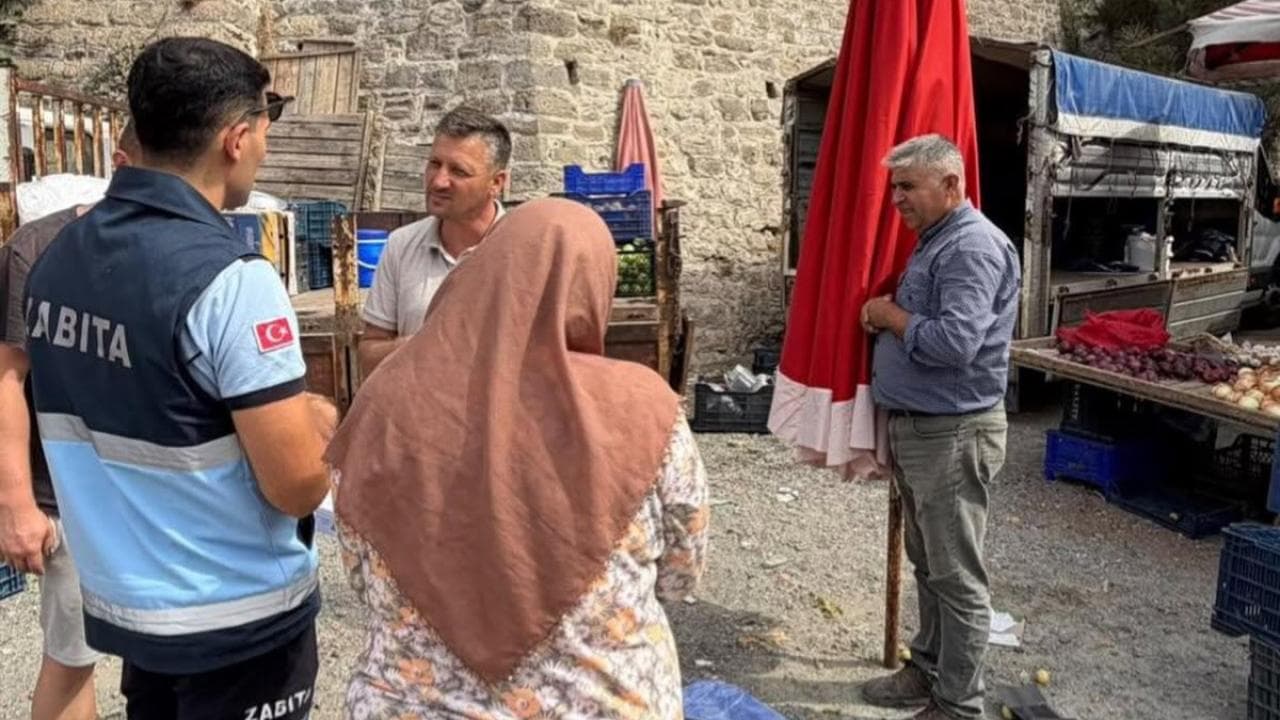 Bozcaada Halk Pazarında 8 Esnafa Resmi Tebligat Verildi
