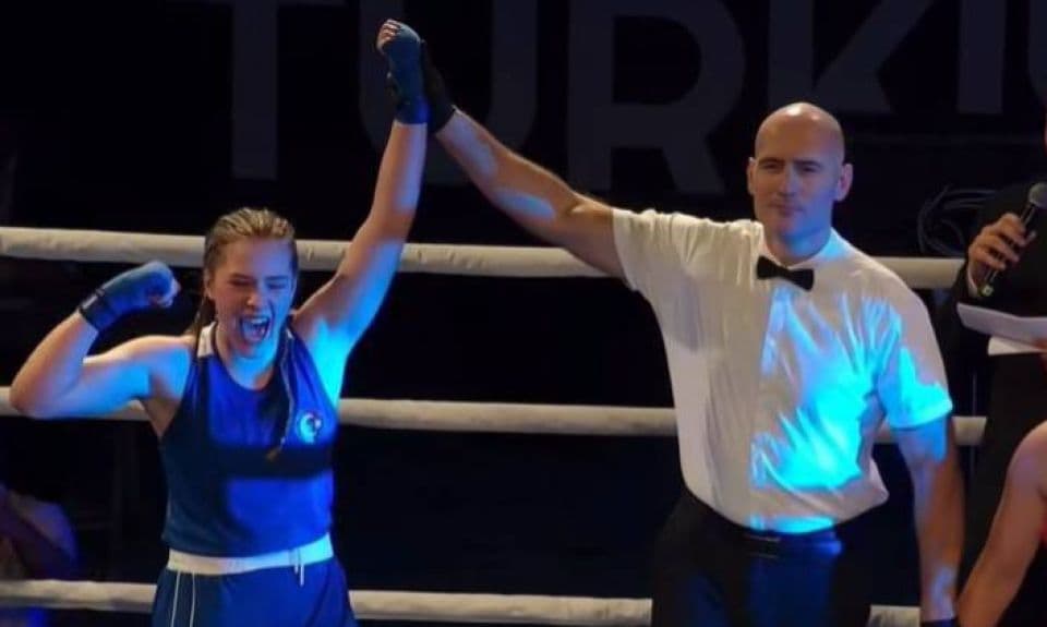 Çanakkale'de Biga Belediye Başkanı Alper Şen, U15 Avrupa Boks Şampiyonu Fatma Belinay Ergin'i Kutladı