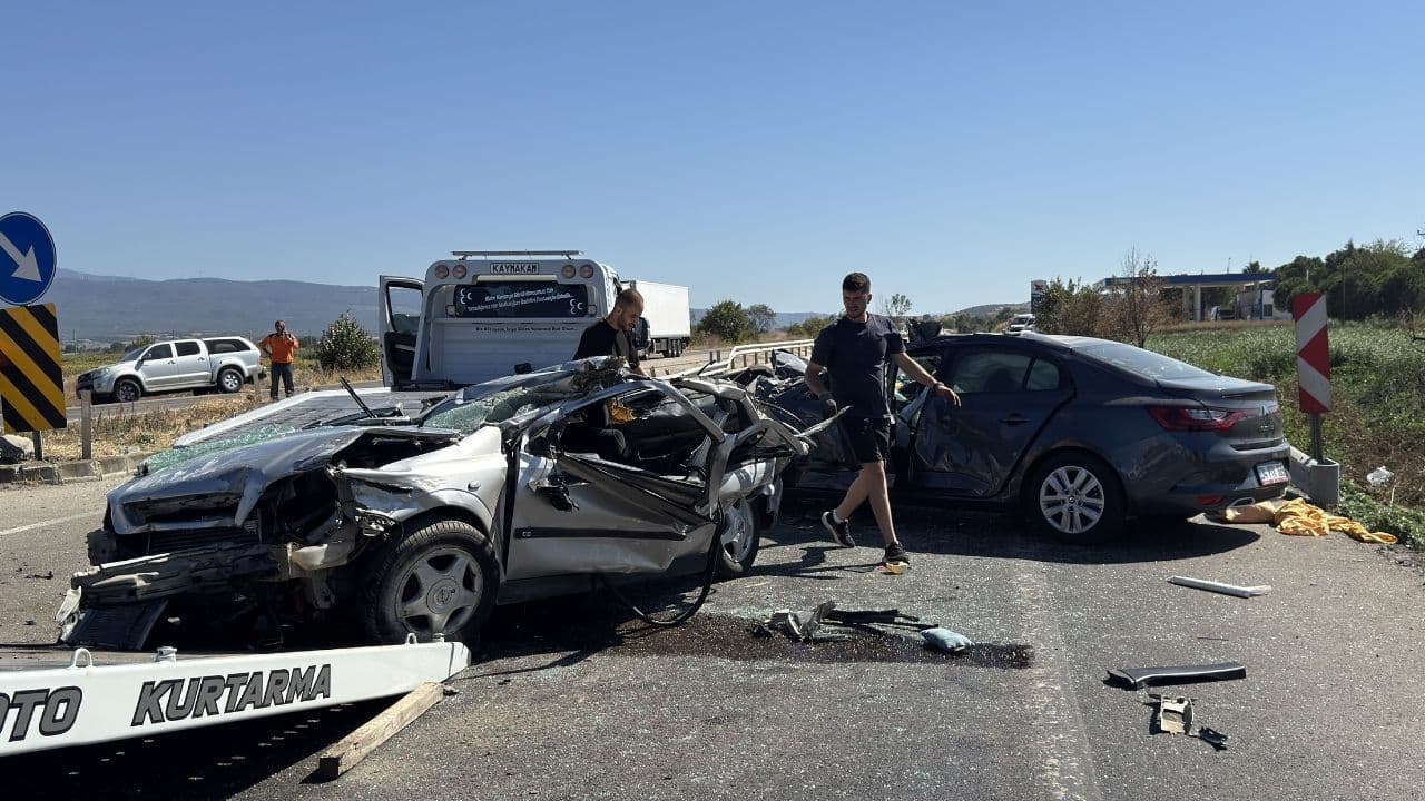 İki Otomobilin Çarpıştığı Kazada 1 Kişi Öldü, 3 Kişi Yaralandı