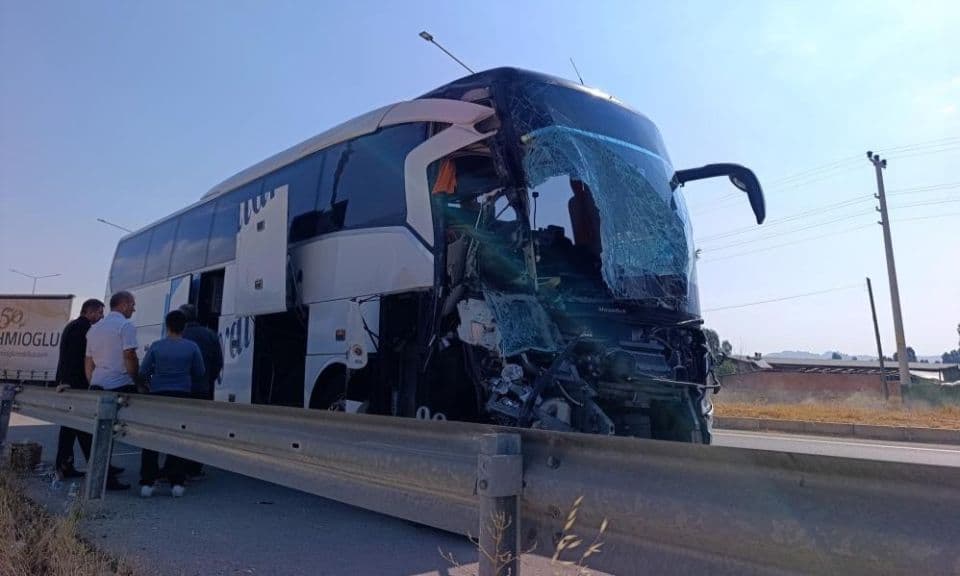 Çanakkale'de Trajik Kaza: Yolcu Otobüsü Kamyonete Çarptı