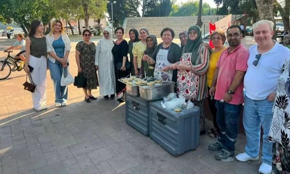 Kepez Meydanı'nda Manevi Birlik: Şehit Aileleri 700 Kişiye Aşure İkramı