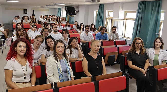 DILDENT PROJESİ TANITIM TOPLANTISI GERÇEKLEŞTİRİLDİ Erasmus+ KA220-HED dahilinde sürdürülen “Dijital Etkileşimli Öğrenme Yöntemleriyle Diş Hekimliği Lisans Öğrencilerinin Diş Tedavi Protokolü Uygulama Becerilerinin Geliştirilmesi” başlıklı DILDENT