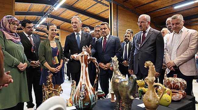 ÇANAKKALE'NİN YAŞAYAN MİRASI SERGİLENDİ Çanakkale Kültür Yolu Festivali dahilinde Anadolu Hamidiye Tabyaları Hangar Sergi Salonu’nda açılan “Yaşayan Miras: Çanakkale” sergisi, protokol üyeleri eliyle uğrama edildi. KUZEY MAKEDONYALI ÖĞRENCİLER AK