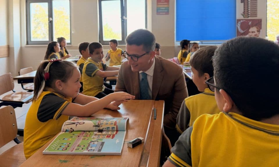 Ezine Kaymakamı Yusuf Kaptanoğlu, Şehit Fatih Duru İlkokulu’nda yeni eğitim yılı coşkusunu paylaştı
