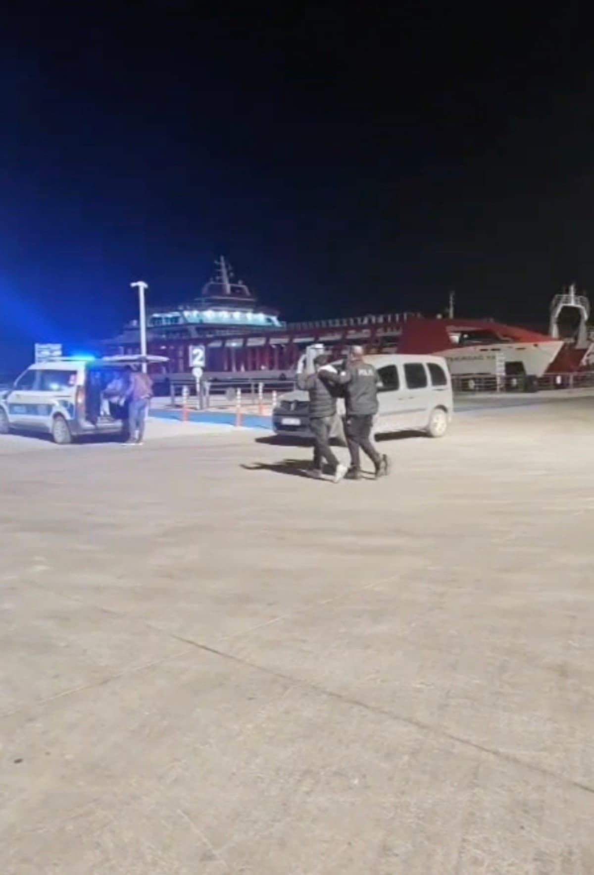 Çanakkale Gelibolu’da TIR dorsesinde 5 kaçak göçmen gözaltına alındı