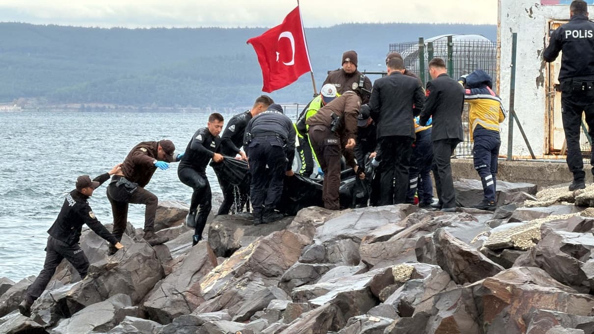Kadim feribot iskelesinde kayalıklara vurmuş erkek cesedi bulundu Çanakkale'de