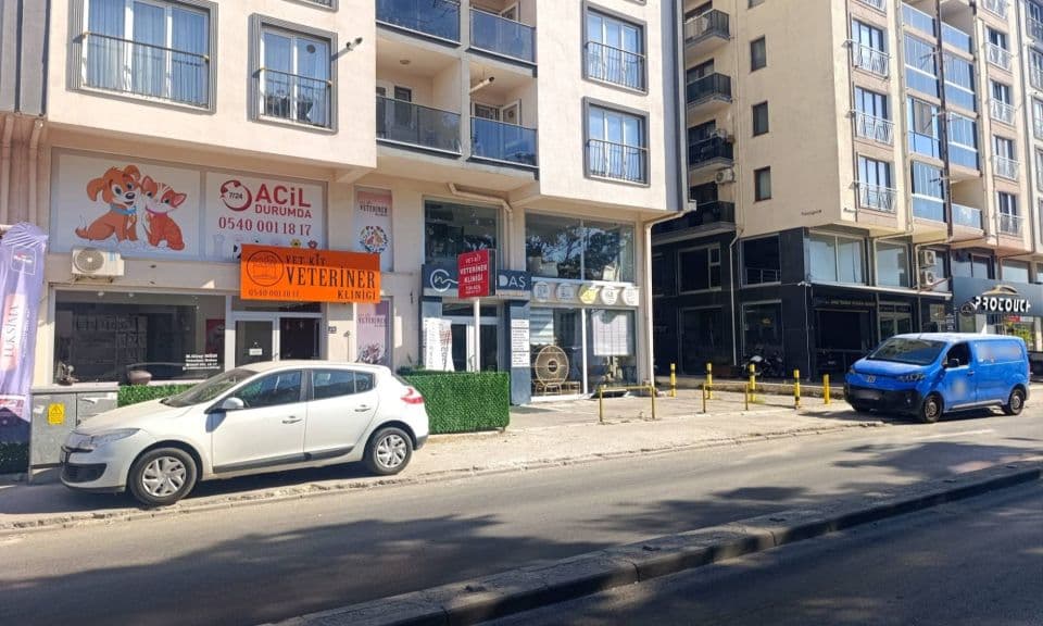 Setboyu Caddesi'nde Kaldırım İşgali Yayaları Tehlikeye Sokuyor
