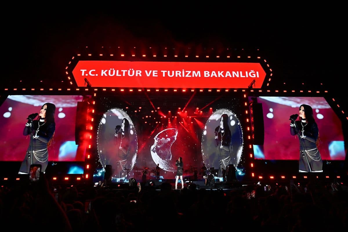 Çanakkale Kültür Yolu Festivali'nde açık hava konserinde Simge Sağın sahne aldı