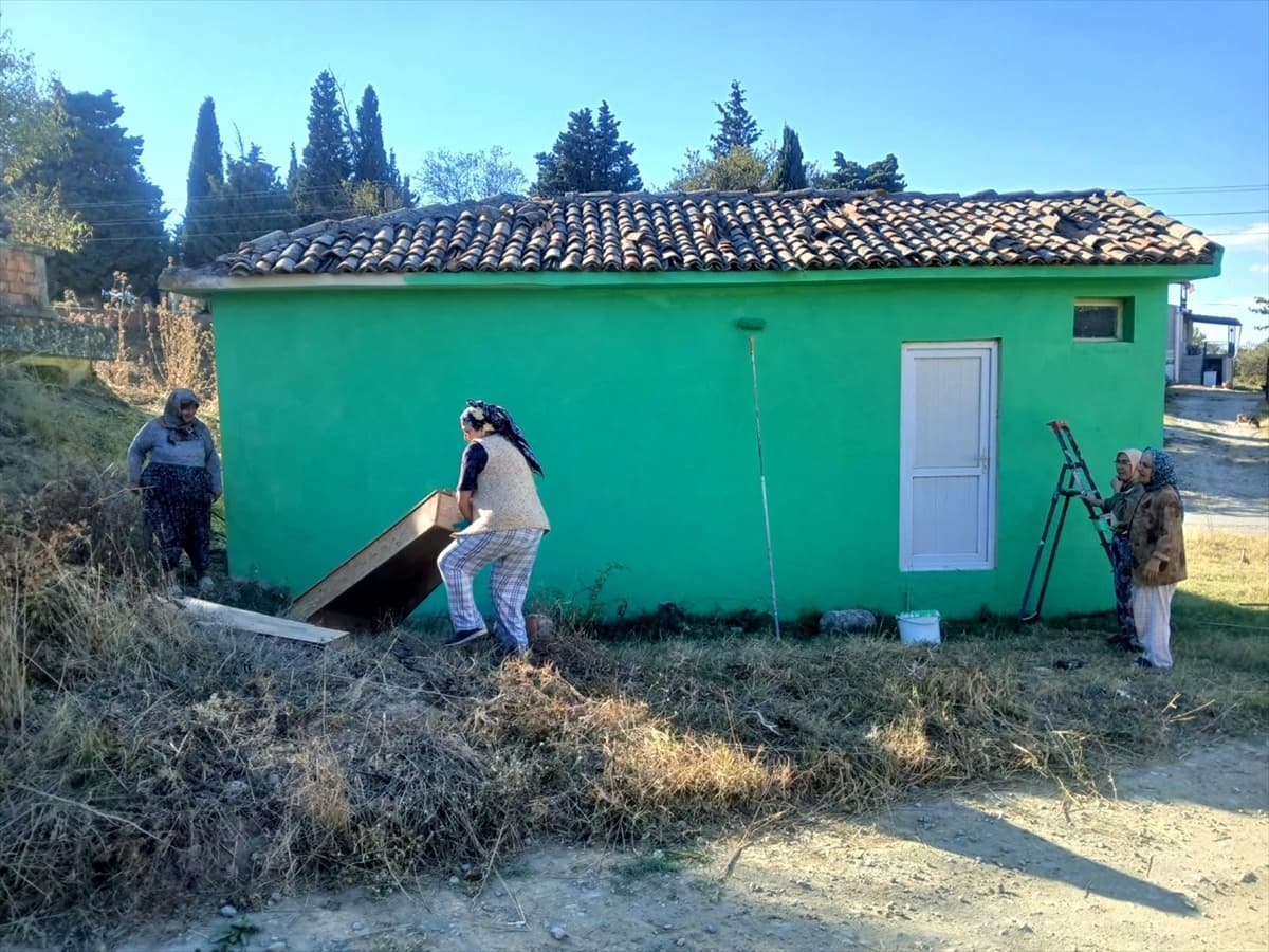 Gelibolu Bolayır'da mezarlık gasilhanesi kadınların imecesiyle boyanıp temizlendi