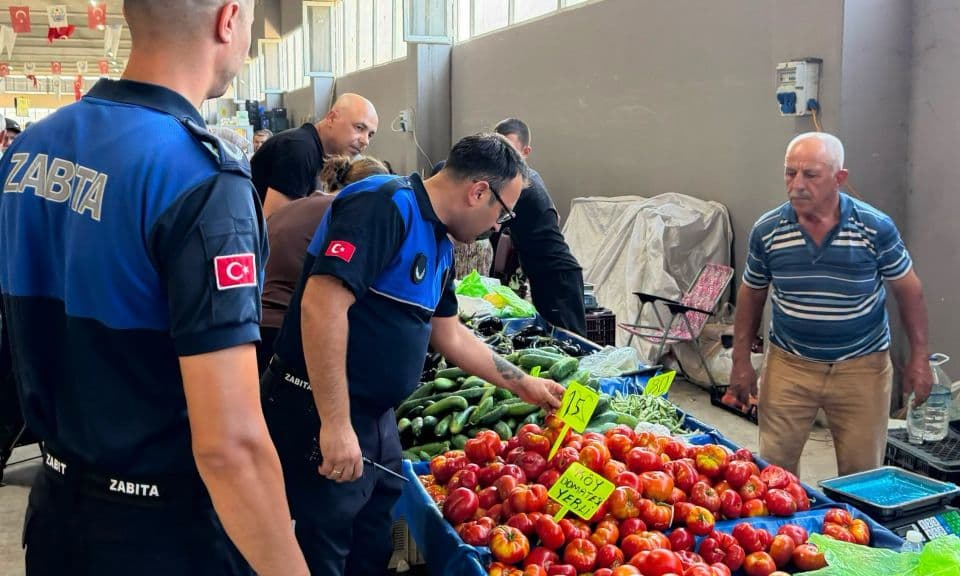 Lapseki Zabıta Ekipleri Pazar Tezgahlarını Ayrıntılı Olarak Denetliyor