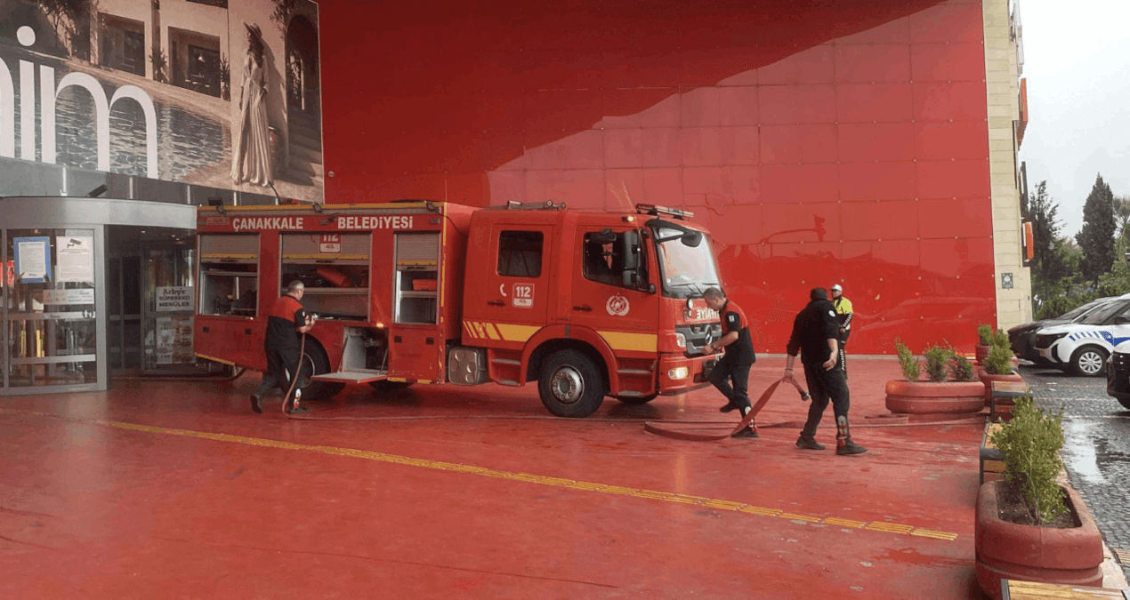Çanakkale’de 17 Burda AVM’de Şiddetli Yangın: Hızlı Müdahaleyle Kontrol Altına Alındı