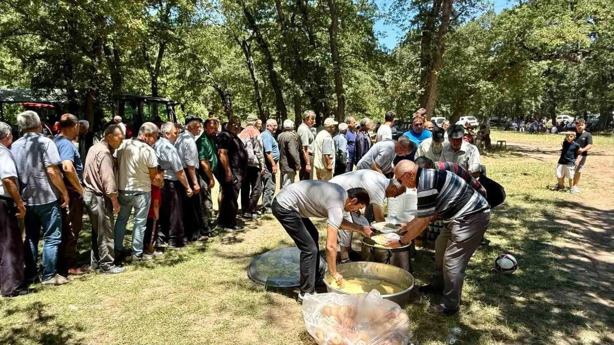 Dereoba Köyü'nde Binlerce Kişiyle Geleneksel Hayır Etkinliği