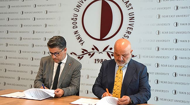 ÇOMÜ İLE YAKIN DOĞU ÜNİVERSİTESİ ARASINDA AKADEMİK İŞ BİRLİĞİ PROTOKOLÜ İMZALANDI Çanakkale Onsekiz Mart Üniversitesi (ÇOMÜ) ile Yakın Doğu Üniversitesi arasında bilimsel, ilmi ve kültür odaklı iş birliğinin geliştirilmesine için Mutabakat Zaptı