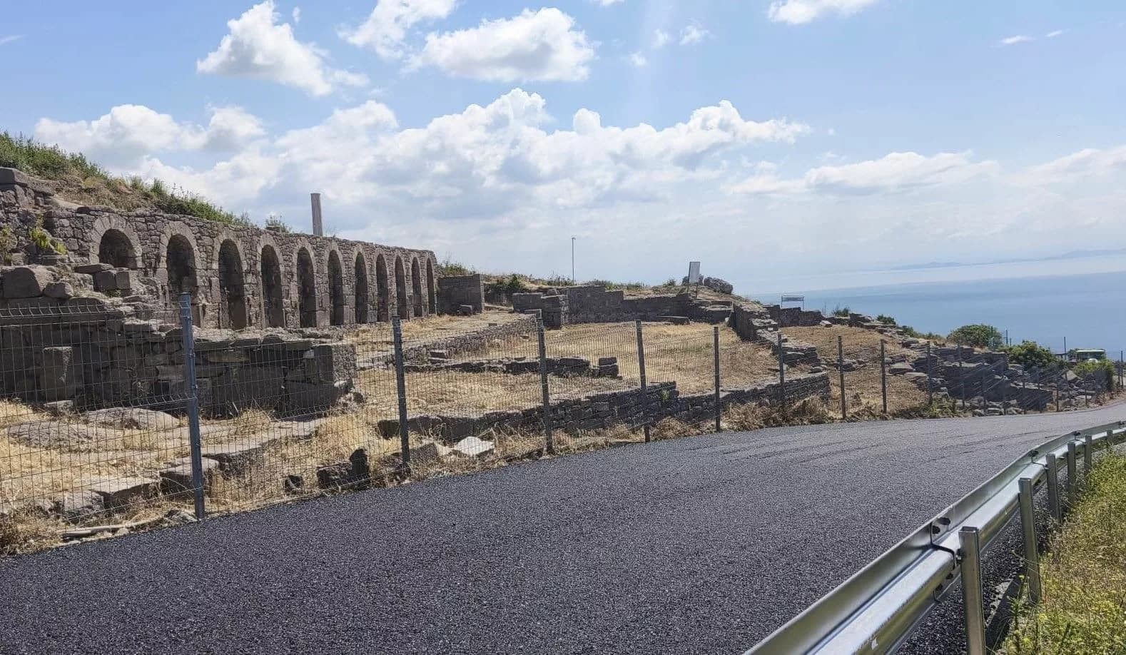 Çanakkale'de Assos Antik Liman Yolu'nda Hızlı Asfalt Dökme Çalışmaları