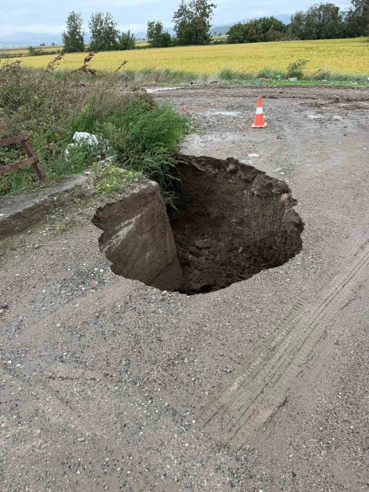 Gümüşçay’da Demirci Deresi’nden Gelen Sel Suyu Yolun Çökmesine Yol Açtı, Ekipler Hızlı Müdahale Etti