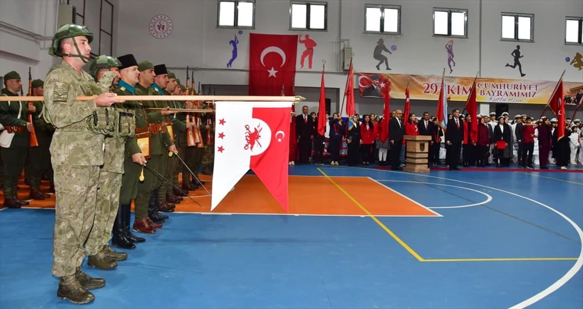Gelibolu Spor Salonu'nda Cumhuriyet'in 103. yıl dönümü seremoniyi organize edildi