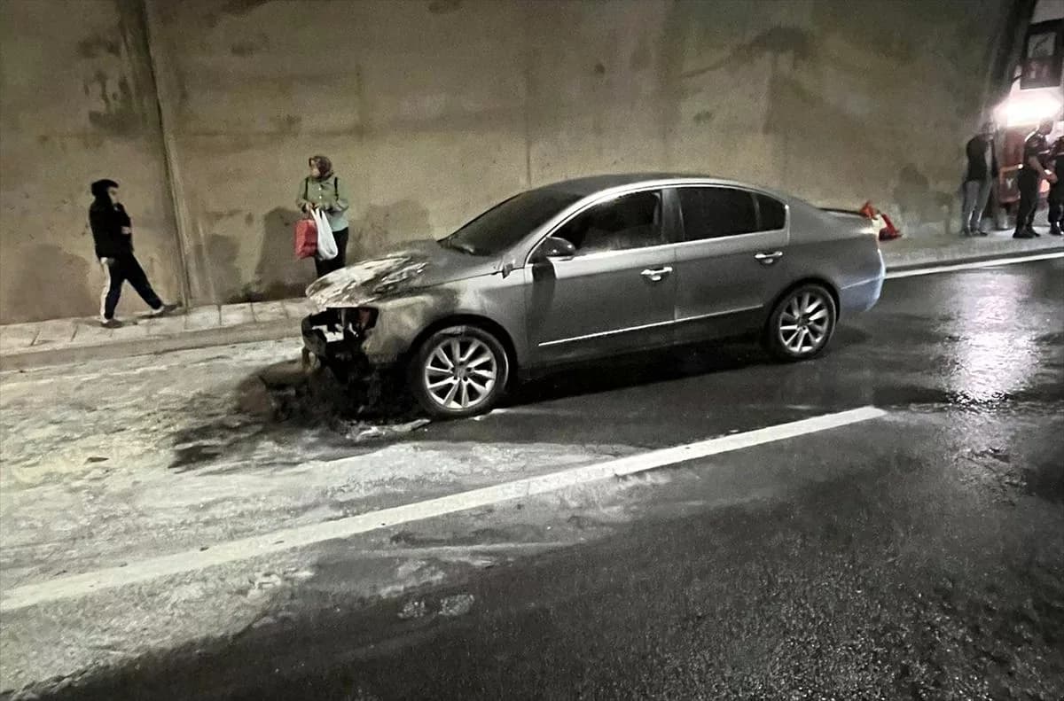 Ayvacık'ta İki Otomobilde Yangın Çıktı