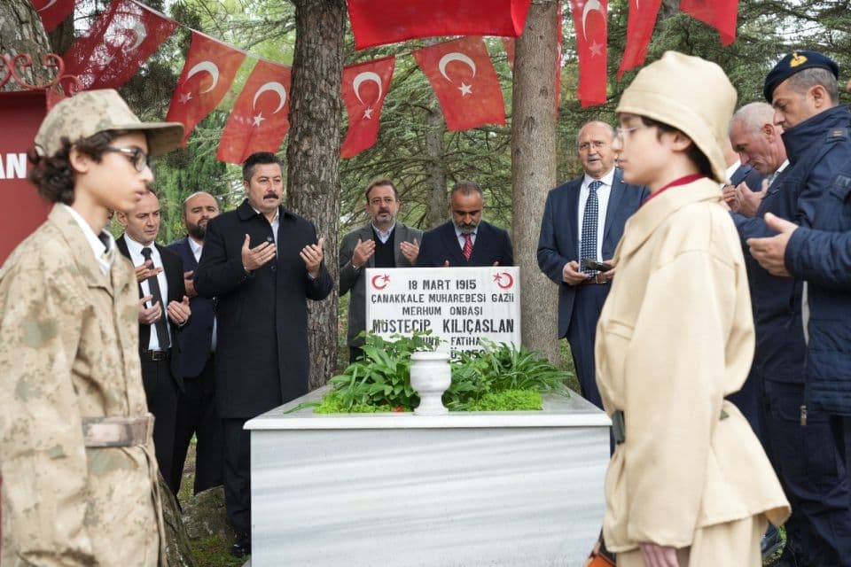 Çanakkale Boğazı'nı geçmek isteyen Fransız Denizaltısını batırmıştı, mezarı başında törenle anıldı