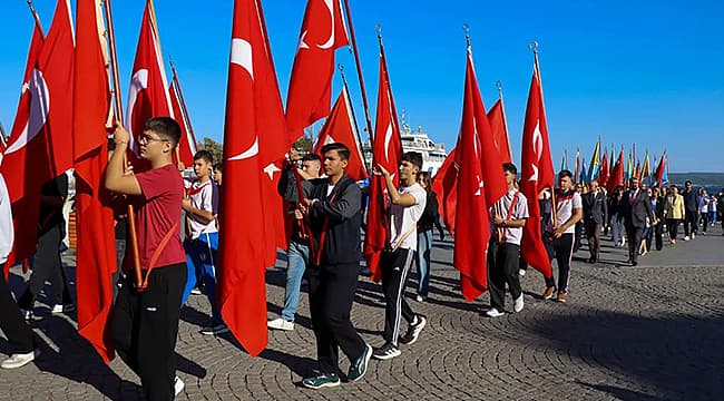 ÇANAKKALE'DE İLKÖĞRETİM HAFTASI BAŞLADI 2026-2027 eğitim öğretim yılı İlköğretim Haftası kutlama etkinliki Çanakkale’de kortej yürüyüşü ve çelenk sunma töreniyle start aldı. ÇOMÜ, ULUSLARARASI KALİTE KONFERANSINA KATILDI TAVUK VE YUMURTA ÜRETİMİ