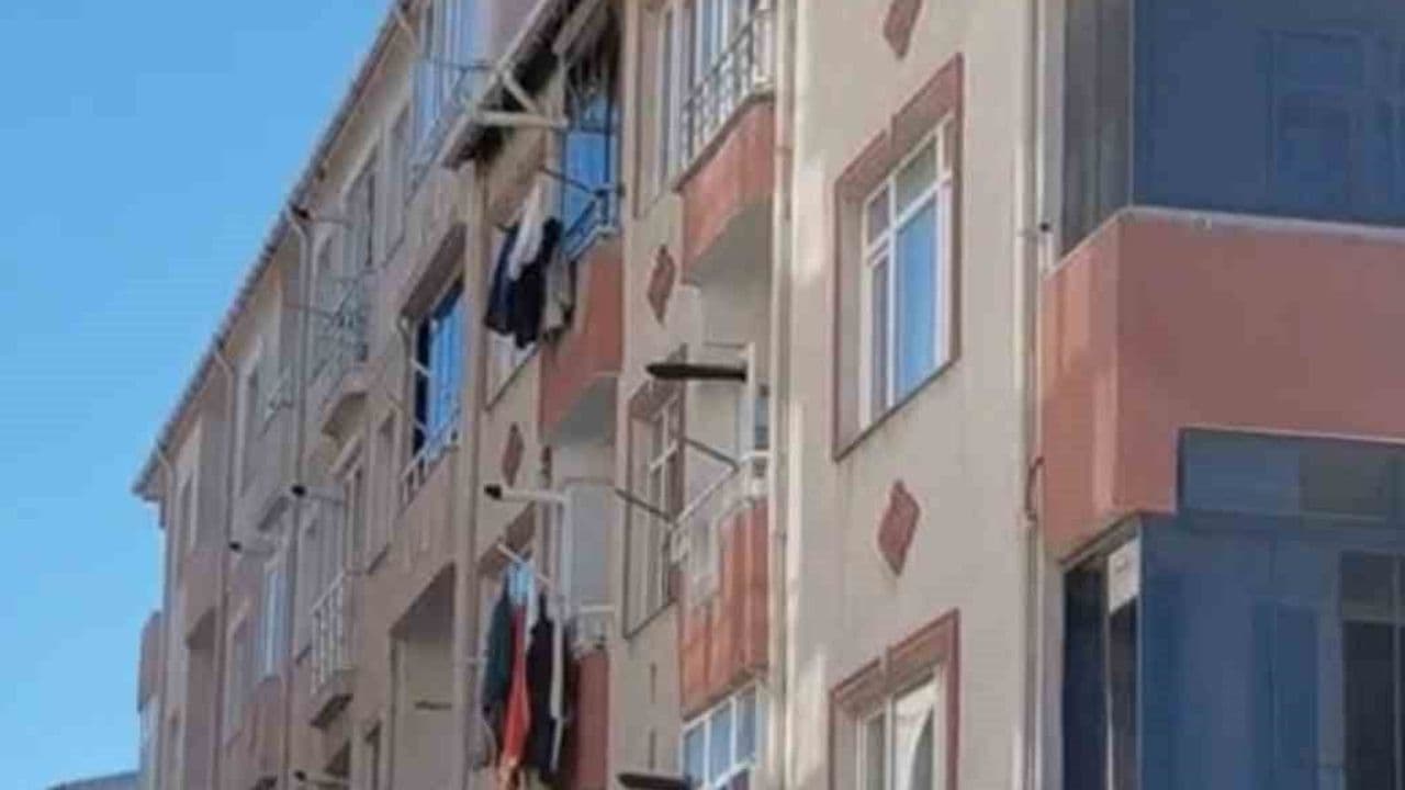 Gelibolu'da Apartman Yangını Hızla Kontrol Altına Alındı
